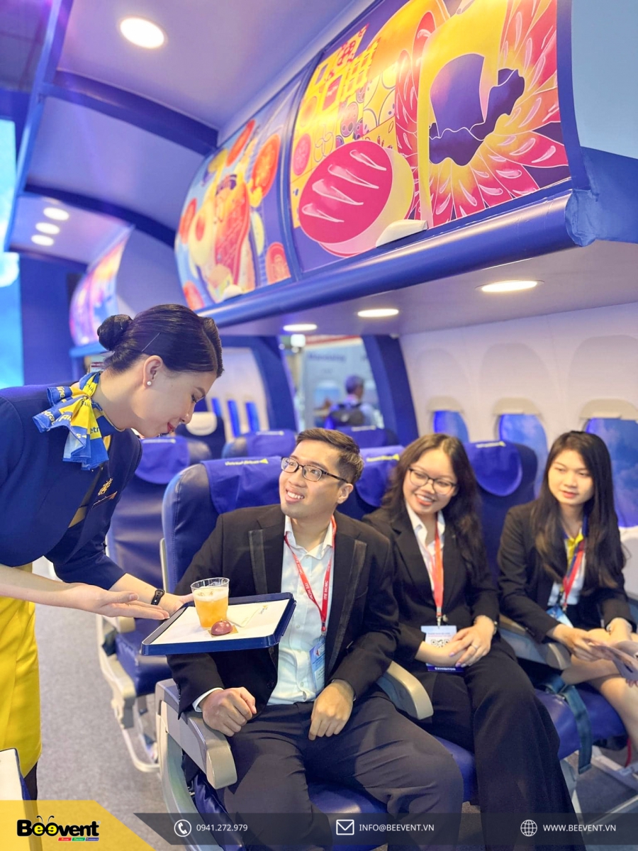 Khách hàng trải nghiệm ngồi trên cabin máy bay của Vietravel Airlines